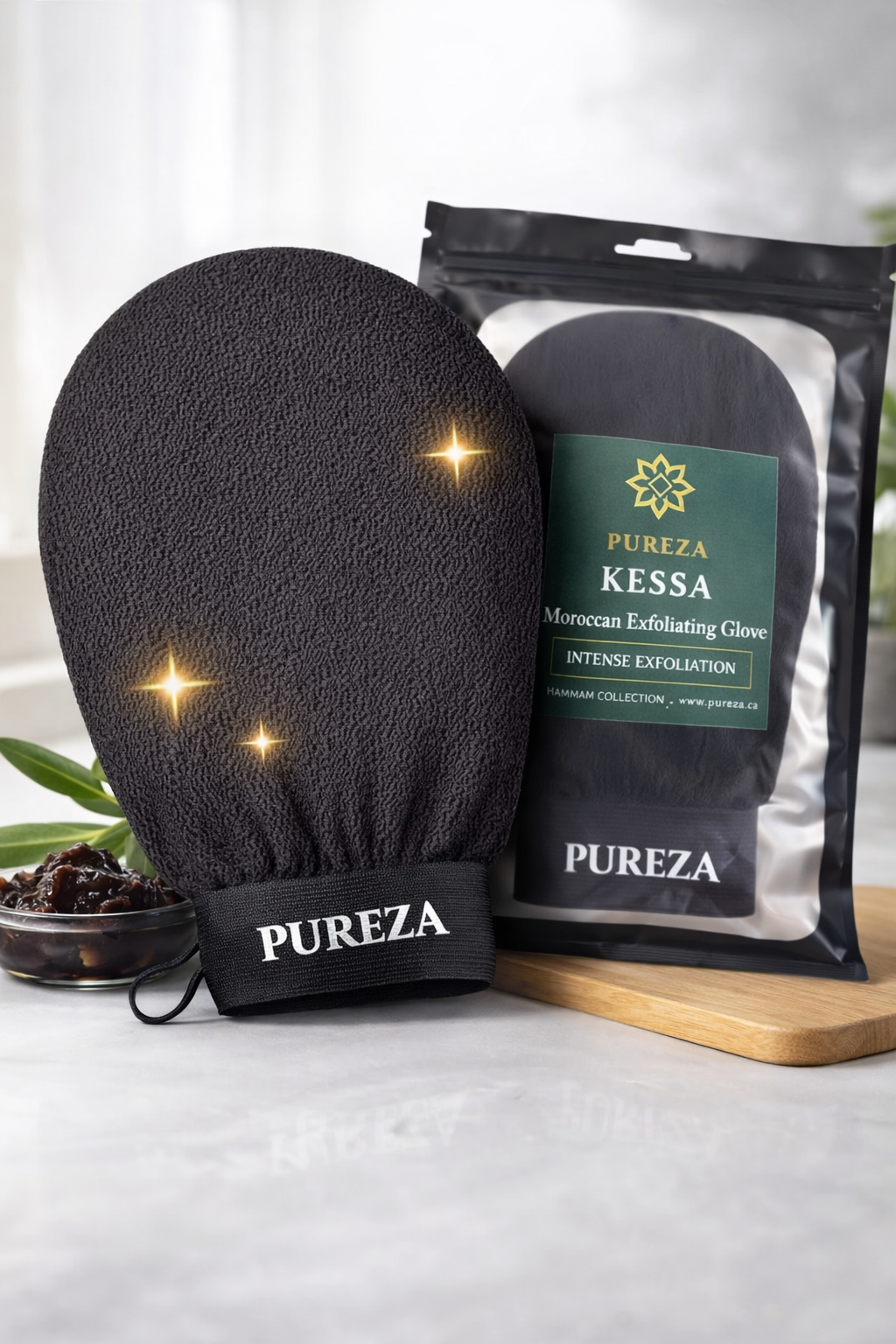 Black exfoliating glove with packaging labeled 'PUREZA' on a light background
