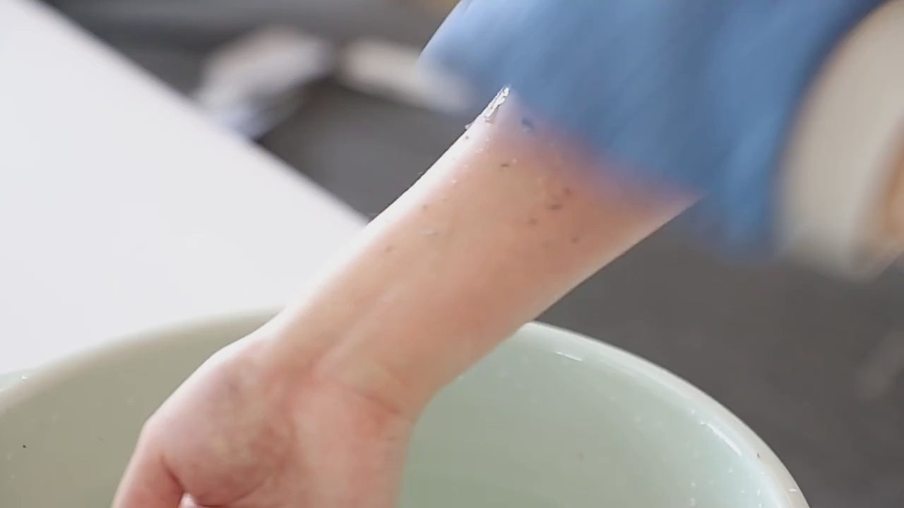 Model using Pureza Kessa glove to exfoliate and remove dead skin